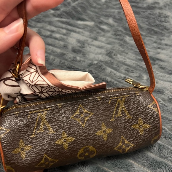LV PAPILLON BAG! IN AMAZING CONDITION! Comes with a twilly as a gift! - Picture 5 of 8